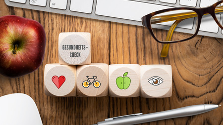 Würfel bebildert mit einem Herz, Fahrrad, Auge und einen Apfel