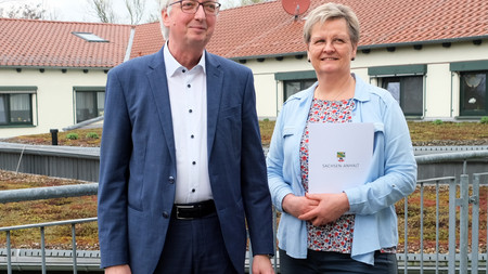Staatssekretär Wolfgang Beck (l.) überreicht Geschäftsführerin Ines Dehmel den Förderbescheid über 125.687 Euro.