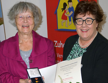 Sozialministerin Petra Grimm-Benne (r.) würdigt das jahrzehntelange Engagement von Henrike Hopp im Kinderpflegewesen in Sachsen-Anhalt mit der Ehrennadel des Landes Sachsen-Anhalt.